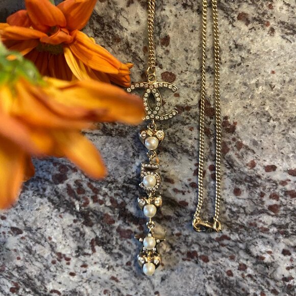 CHANEL NECKLACE with pendant charms - Picture 1 of 6